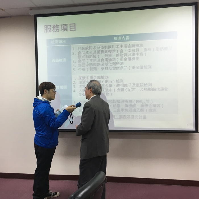 公衛系郭崇義發表中山醫大健康科技中心通過食藥署認證