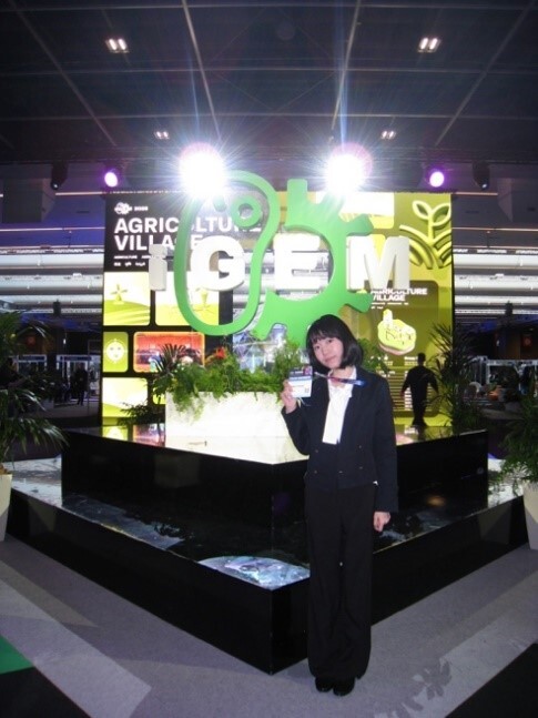 judging session後與iGEM Logo合影圖片