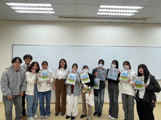 吳盈瑾老師（左５）與學伴們代表系上歡迎名古屋葵大學的師生來訪圖片