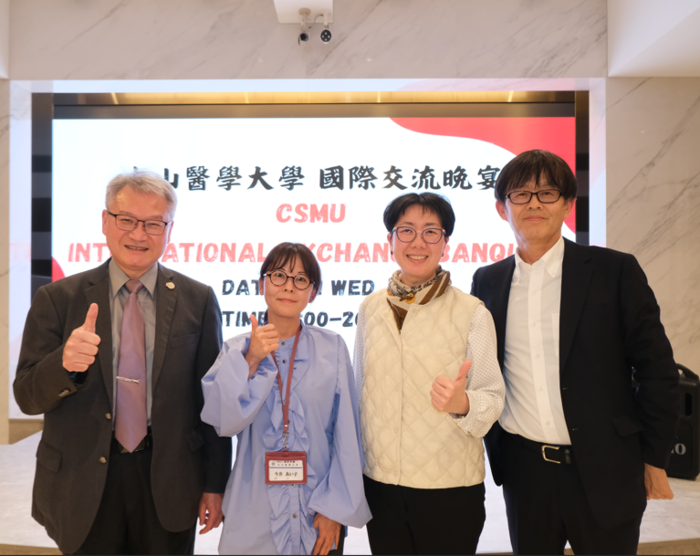 (左起：黃建寧校長，職能治療系今井あい子老師，周英香董事長，物理治療系加藤芳司老師)圖片