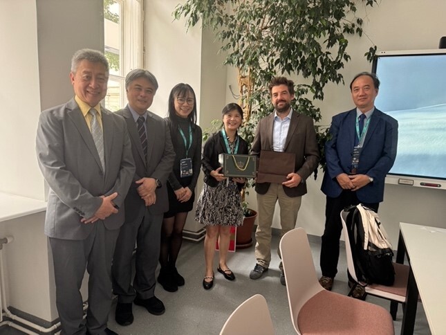 與維也納醫科大學AI工程師討論合作事宜圖片