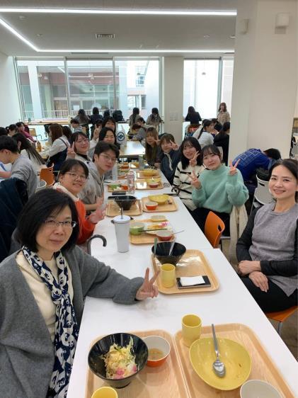 與日本同學在學生餐廳一同用餐