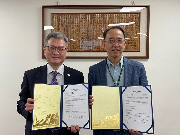 中山醫學大學校長黃建寧（左）與國立自然科學博物館長焦傳金（右）簽署合作備忘錄
