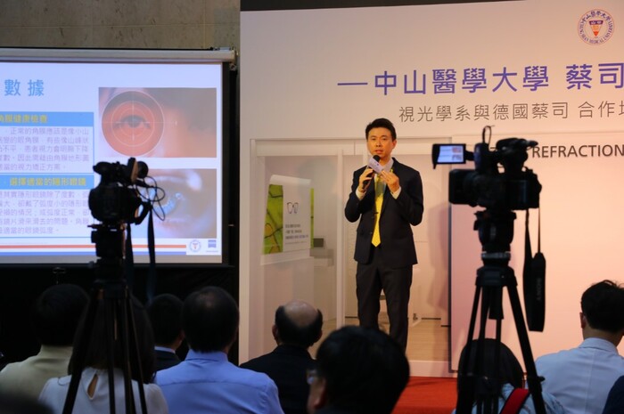 中山醫大視光學系蕭清仁主任說明培育驗光人才對視力保健的重要性