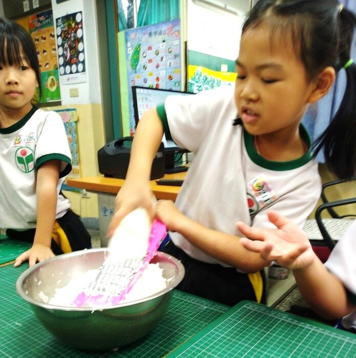 塗城國小食農教育(蘿蔔絲泡菜)-小朋友多用心地製作，給她按個「讚」！