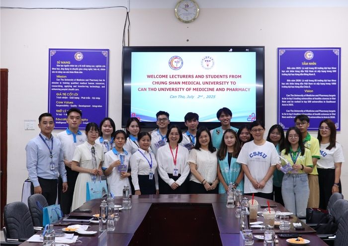 中山醫與芹苴醫藥大學實作前討論大合照圖片