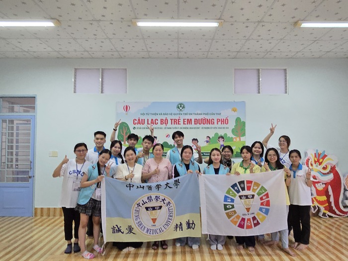 李亞欣主任.兒童機構院長與2校志工同學合照圖片