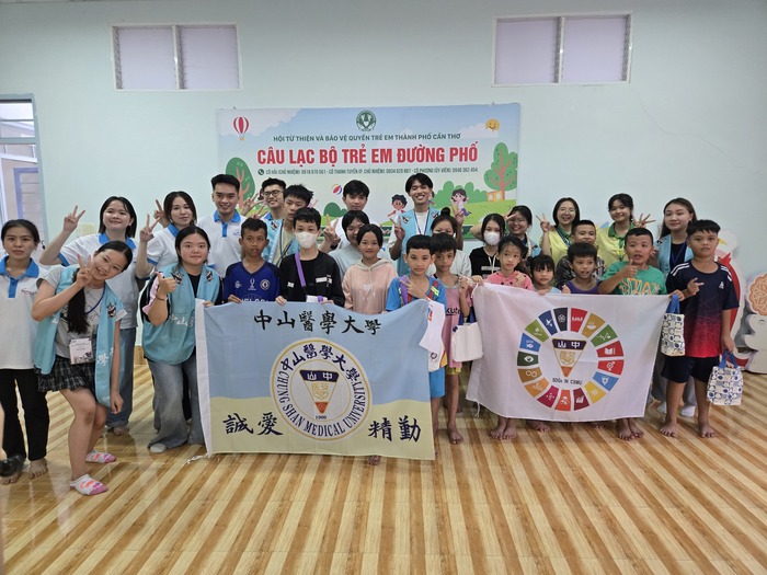 兩校志工同學與小朋友大合照圖片