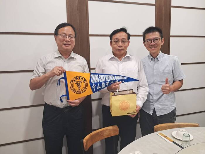 國際長代學校致贈伴手禮及校旗
