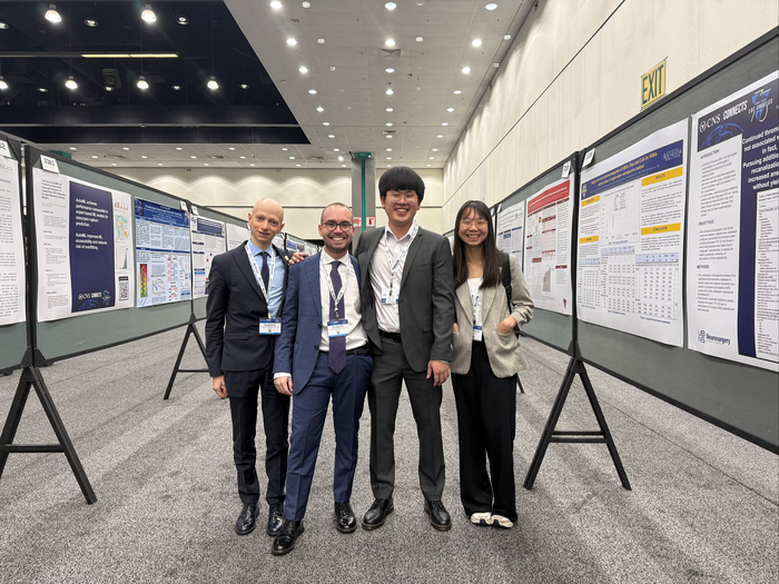 與來自義大利與西班牙的醫師合照，一起討論如何精進研究圖片