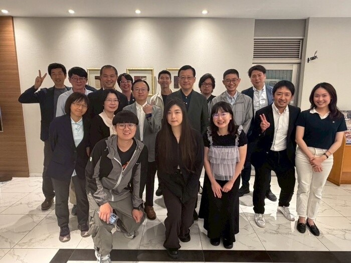 中山醫大口腔院師生及九齒大接待教師合照圖片