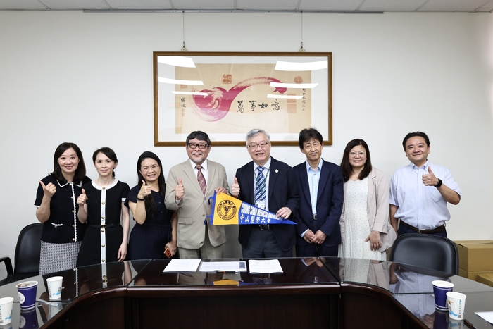 日本關西國際大學濱名篤校長(左4)以及川脇康生主祕(右3)與本校接待師長合影圖片