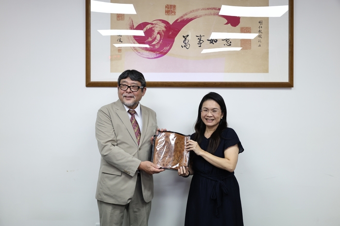關西國際大學濱名篤校長(左)致贈伴手禮予國際處李亞欣國際長圖片