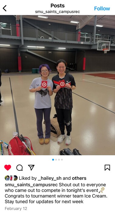 學校定期舉辦各類活動，如：社團手做美勞、體育項目趣味競賽、農場體驗、校外參訪、校內工作坊等等。此為與上海朋友參加羽球比賽獲得第一名與獎勵金之合照。（圖片來源：聖馬丁大學學生活動中心Instagram 官方帳號）