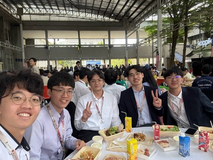 描述:比完初賽後享用官方提供的午餐圖片