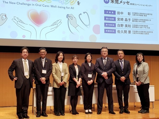 四位講者與座長及大會長合影