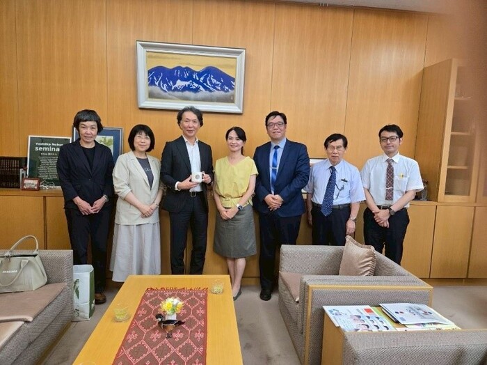 交流討論會議後於校長室合影(由左而右為三好美紀教授、川內規会教授、吉池信男校長、翁玉青教授、陳璟賢主任、山本茂特聘教授、清水亮教授)圖片