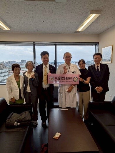 描述: 與宮崎縣立大學醫院院長，縣立看護大學校長進行醫院服務系統、社區醫療交流圖片