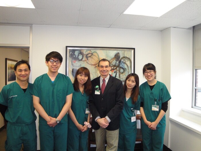 迎接我們的有校友劉朋儒醫師(左一)，讓初到美國UAB實習的我們安心許多