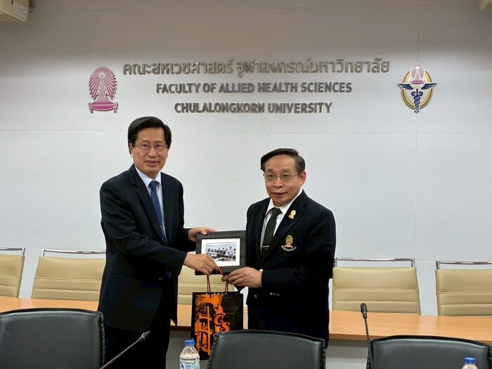 醫科院余豐益院長(左)致贈 健康科技學院院長Dr. Tewin Tenconao(右)於今年6月院長隨同實習學生來訪時交流照片;特別具紀念性.圖片