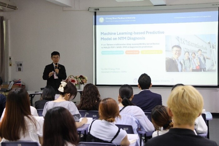 本系張老師受邀於會中發表學術演講圖片