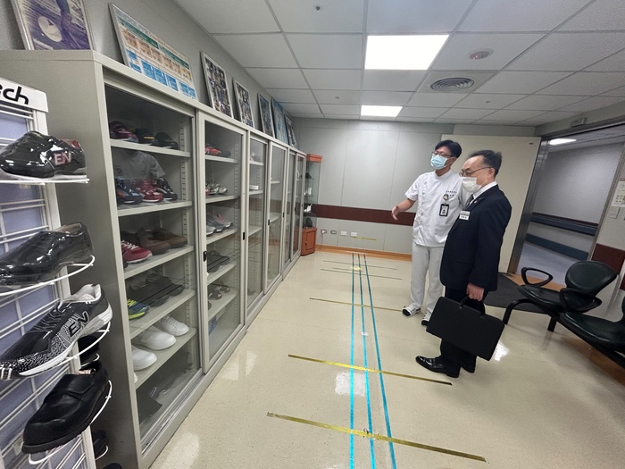 參觀陳坤鐘助理教授所負責的中山附醫義肢輔具中心。