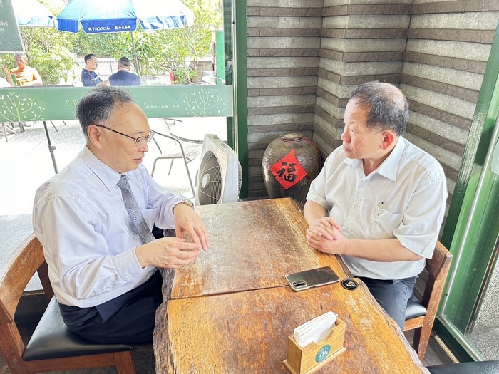 右:物治系林志峰主任,與日本新潟大學阿部薰教授(左)討論雙學位建立的可能性