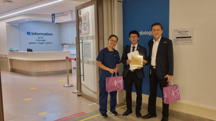 拜會盛港醫院放射診斷科並致贈紀念品。右一為Mr. Arthur K.C. Cheng，左一為Ms. Sng Li Hoon