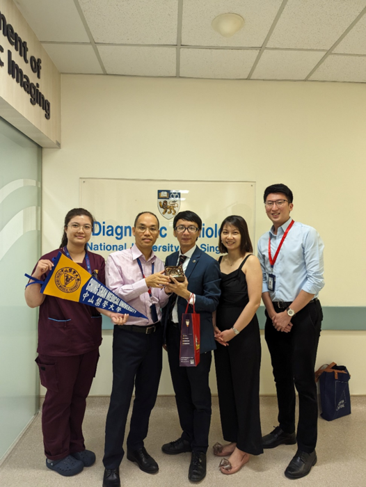 拜會新加坡中央醫院放射診斷部合照並致贈紀念品。左一為陳映儒 (校友)，左二為梁崇日 Mr. Liang Chong Ri (Head of department)、右一與右二為醫院人力資源室代表
