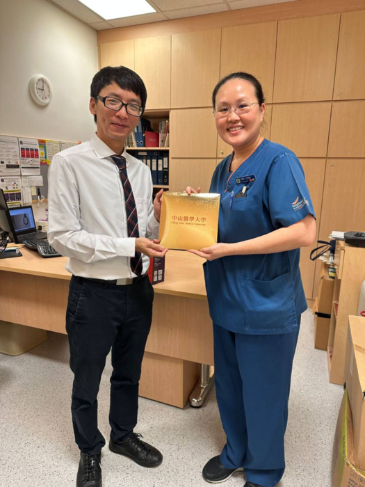 拜會新加坡中央醫院放射診斷部Ms. Chow Hwei Chuin Ariel (Principal Radiographer)，並致贈紀念品。