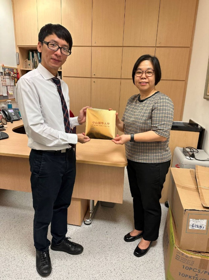 拜會新加坡中央醫院放射診斷部Ms. Aw Lian Ping (Head Principal Radiographer)並致贈紀念品。