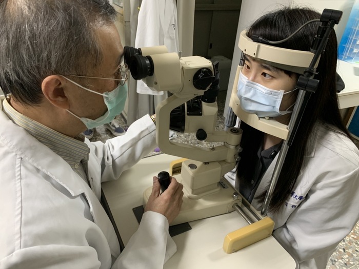 寶島眼鏡捐贈教學用裂隙燈顯微鏡(左一蘇國禎老師)