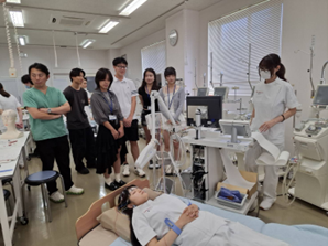 參訪同學參與腦電圖課程圖片