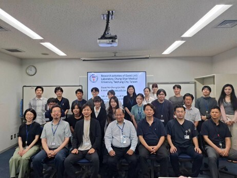 醫技系林培正教授師生與慶應義塾大學眼科學教室，光生物學研究室團隊(Photobiology Laboratory)合影圖片