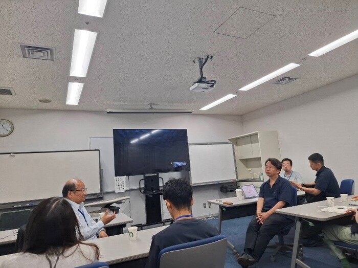 醫技系林培正教授師生與慶應義塾大學眼科學教室，光生物學研究室團隊(Photobiology Laboratory)進行討論圖片
