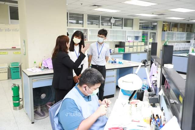 學生參觀臨床牙科技工室。（瑪希敦大學提供）
