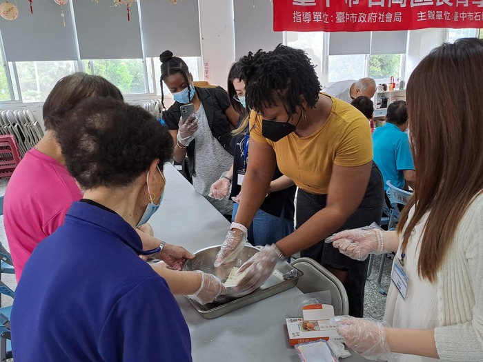 杜蘭大學師生與社區居民一起作湯圓