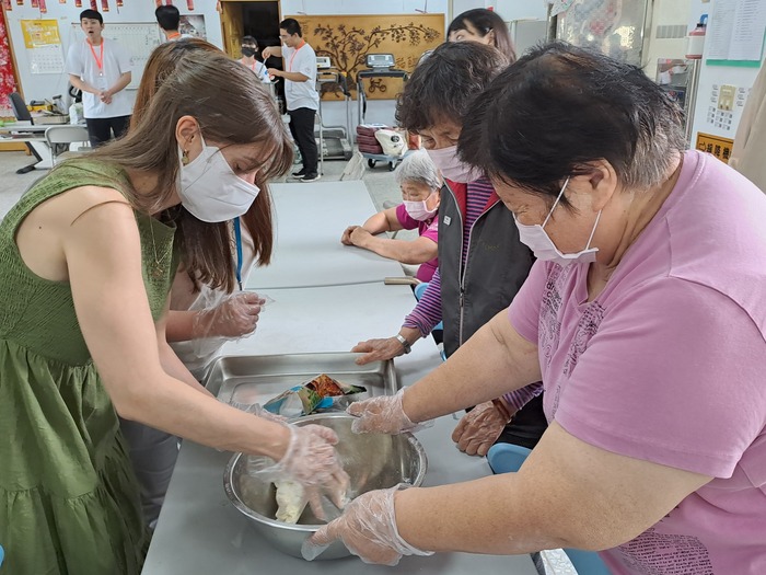 杜蘭大學師生與社區居民一起作湯圓