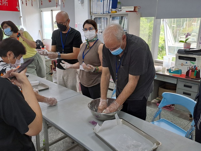 杜蘭大學師生與社區居民一起作湯圓