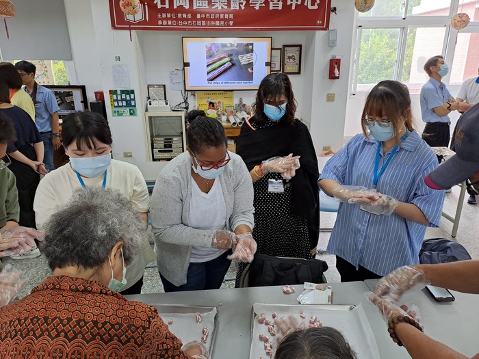 杜蘭大學師生與社區居民一起作湯圓