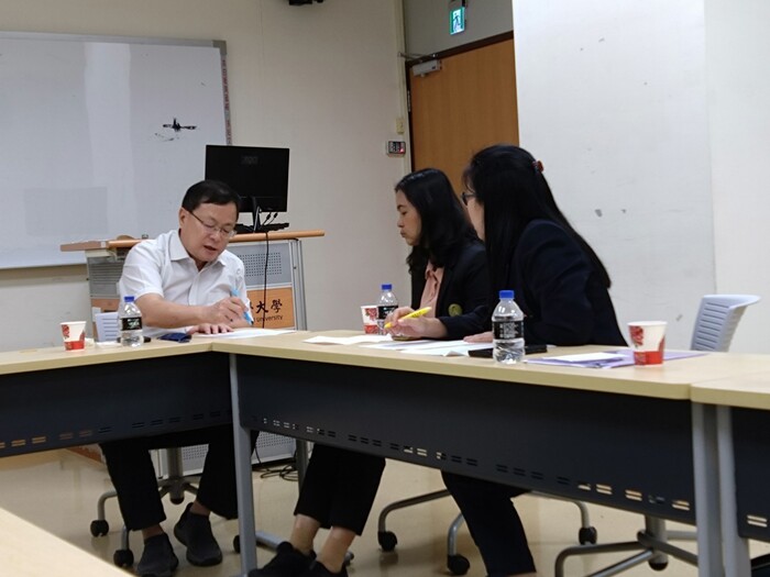 左起:國際長,Dr. Wanida (MT dept), Dr. Sukanya (PT dept)