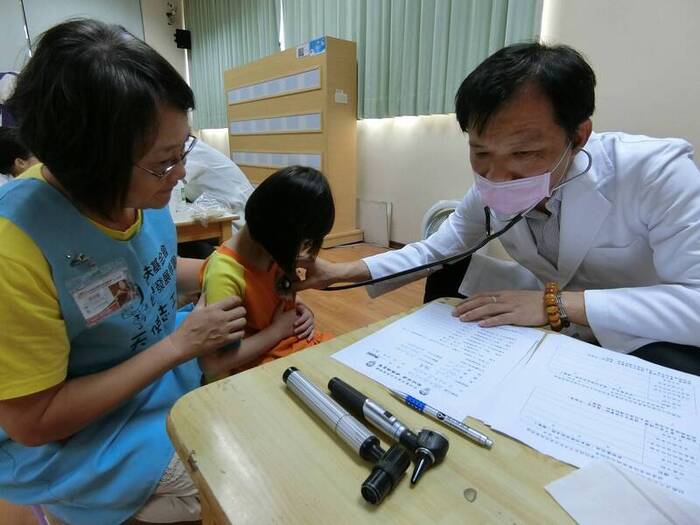 林釗尚醫師每年為慢飛兒童義診、健檢。