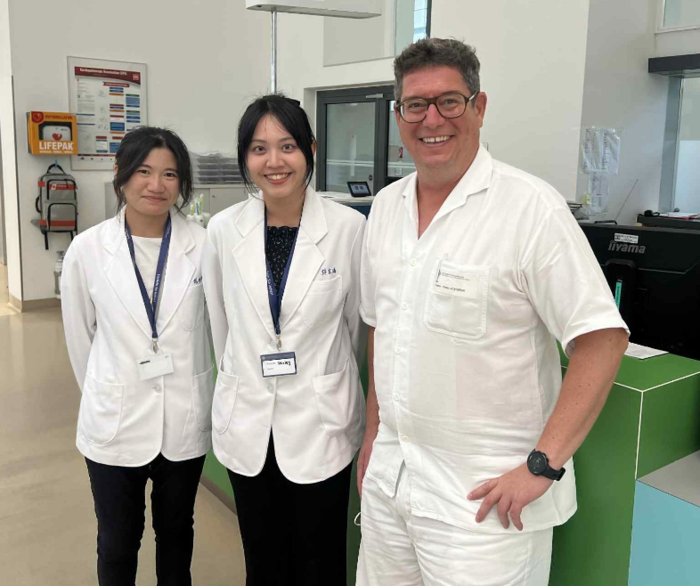 和負責學生門診的Dr. Schafer合影圖片