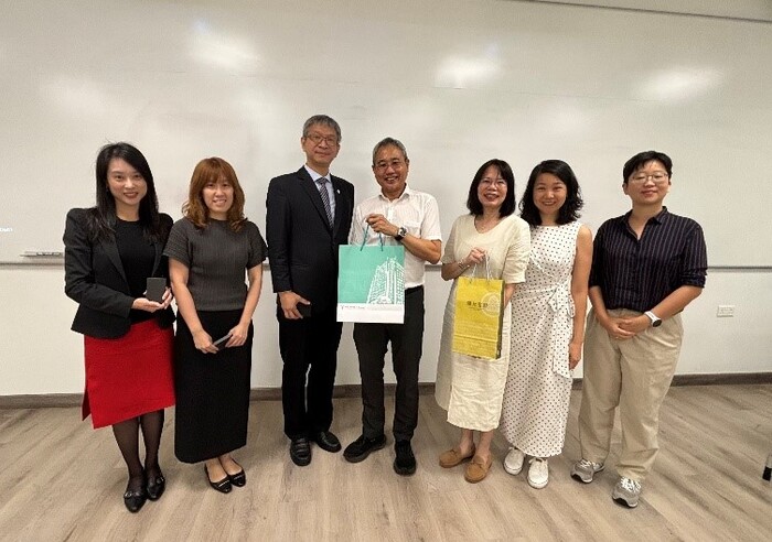 與新加坡理工大學 (SIT) 的學群課程負責人、系所主任和教師合影並致贈紀念品圖片