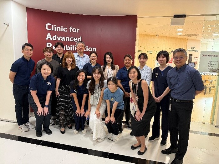 參觀新加坡陳篤生醫院 (TTSH)，與國立健康照護集團(NHG Health)醫療人員合影圖片