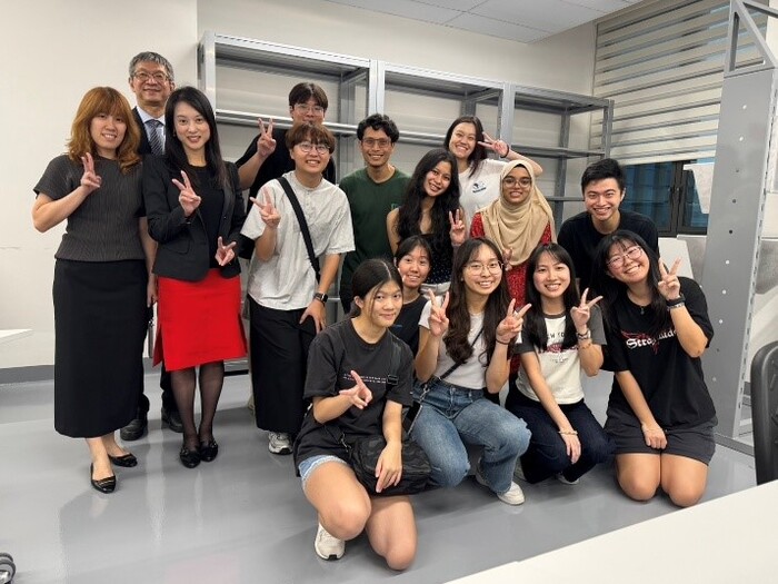 參觀新加坡理工大學 (SIT) 教室與設備，兩校學生合影圖片