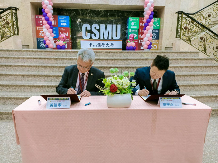 黃建寧校長(圖左)與陳守正總經理(圖右)代表簽署智慧醫療人才培育合作