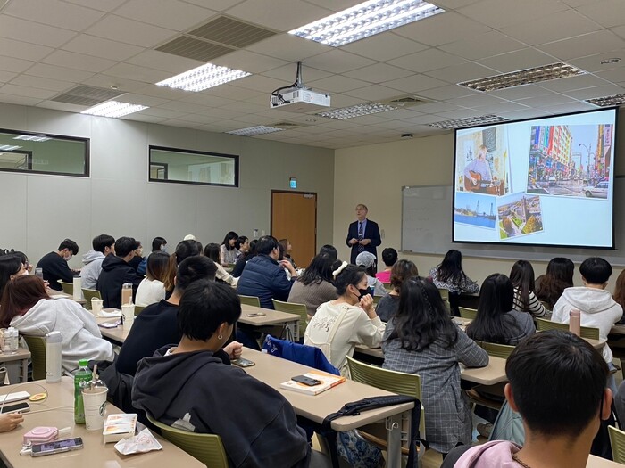 日本順天堂大學Marcel Van Amelsvoort教授與應外系學生交流座談