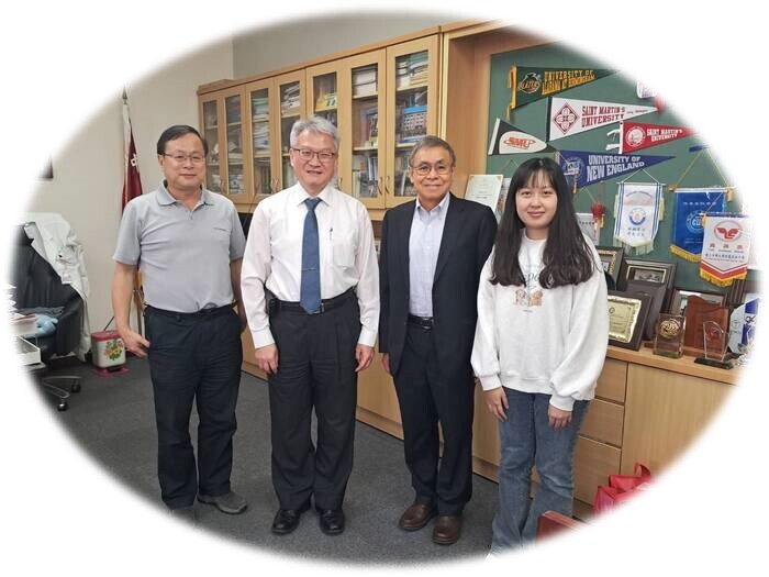 左起：蔡淦仁國際長，黃建寧校長，美國路易斯安那州癌症中心Dr. Charles Wood，２０２５選送學生—營養所陳逸寧同學