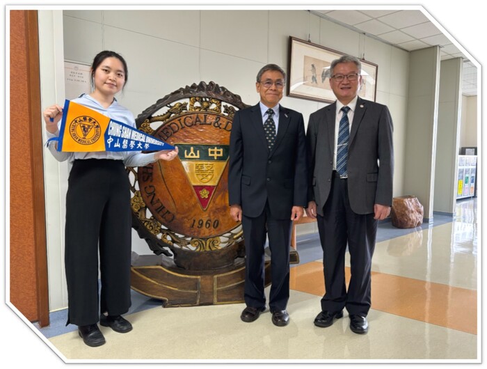 左起:２０２４選送學生—營養所賴家褕同學, 美國路易斯安那州癌症中心Dr. Charles Wood教授, 黃建寧校長